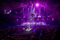 「見返り美人」歌唱時のコンサート会場の模様。