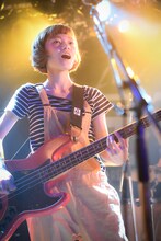 松岡彩（B / SHISHAMO）（撮影：釘野孝宏）