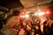観客を煽るJIM（G, Cho / THE BAWDIES）（撮影：釘野孝宏）