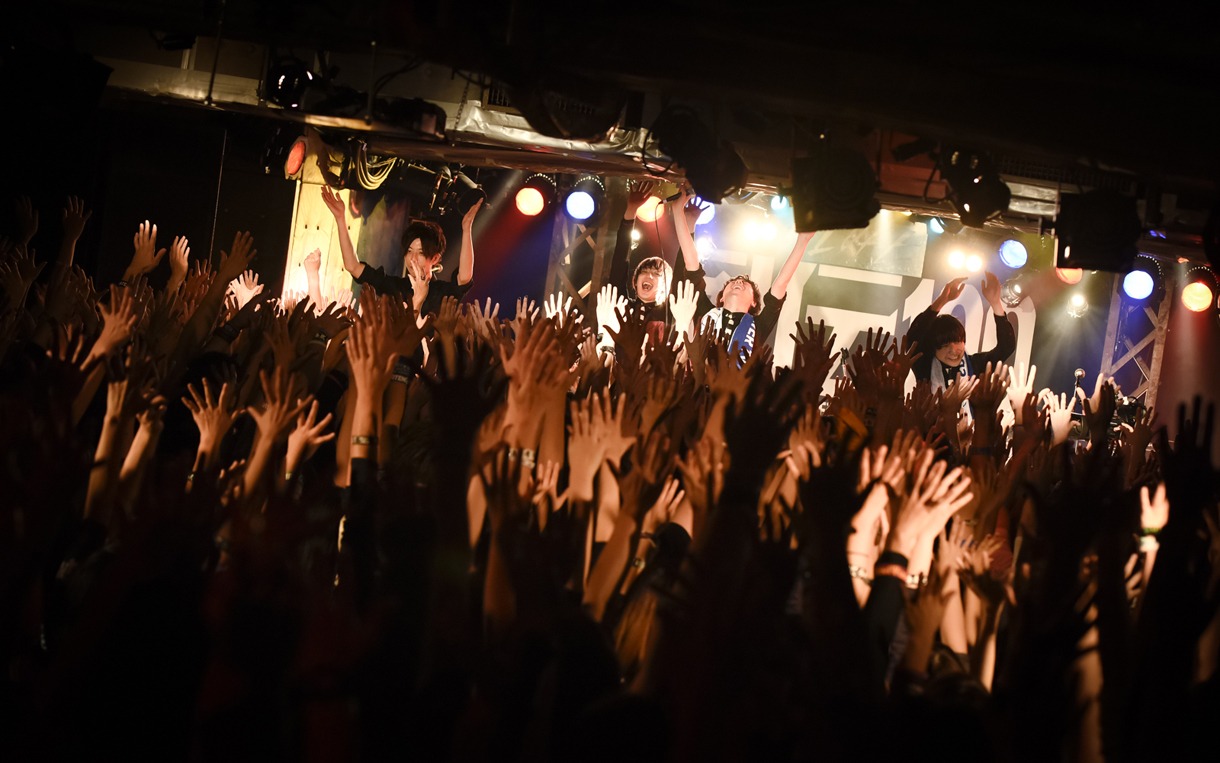 THE BAWDIESのライブの様子。（撮影：釘野孝宏）