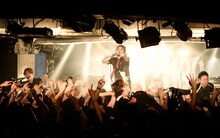 SiMのライブの様子。（撮影：釘野孝宏）