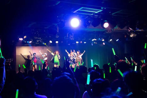 アップアップガールズ（仮）定期公演「森咲樹アフターバースデー公演」の様子。