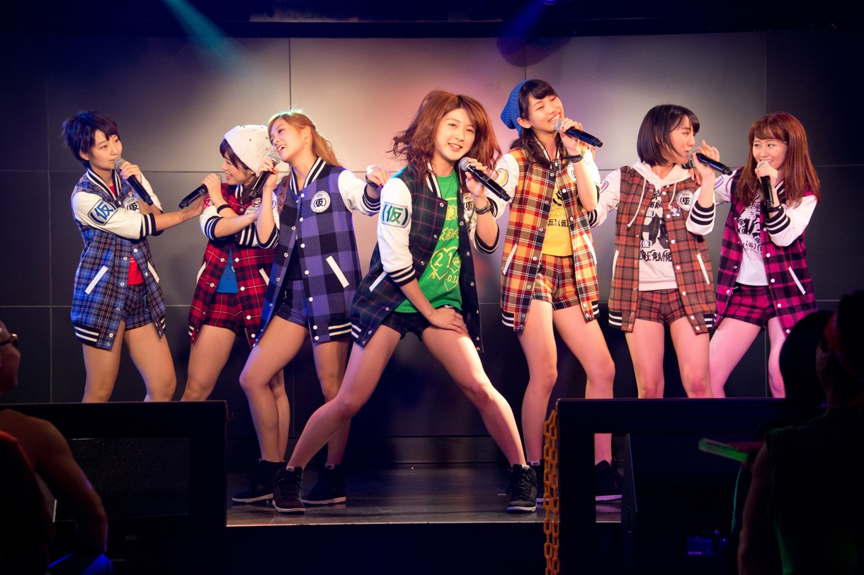 「森レボリューション21」を歌うアップアップガールズ（仮）。