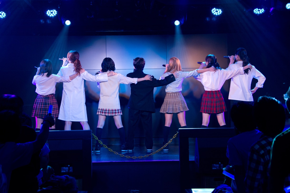 アップアップガールズ（仮）定期公演「新井愛瞳バースデー公演」の様子。