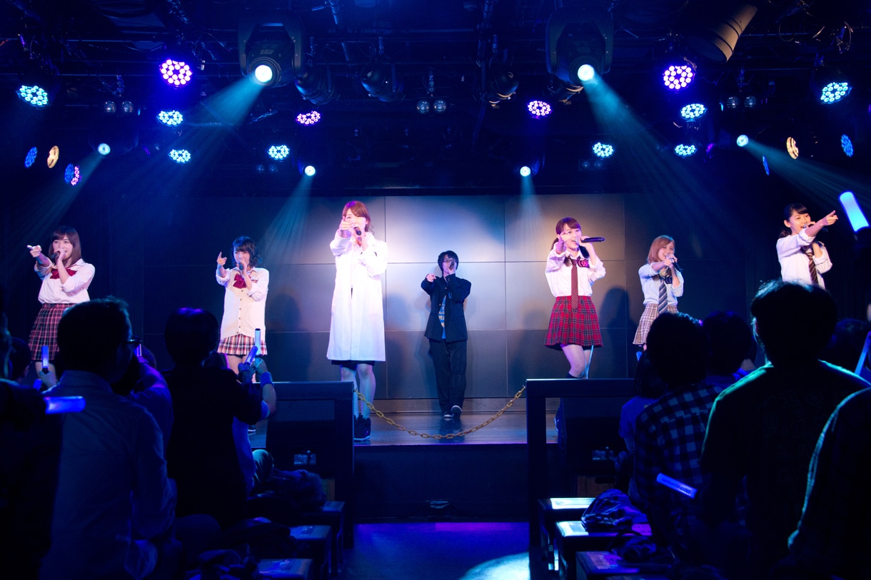 アップアップガールズ（仮）定期公演「新井愛瞳バースデー公演」の様子。