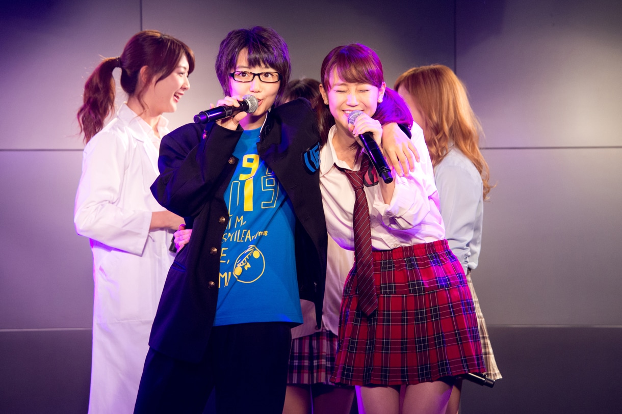 左から新井愛瞳、古川小夏。