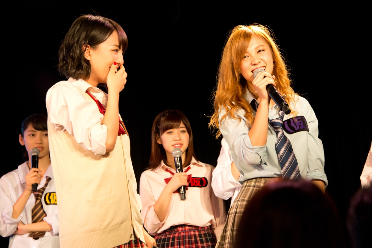左から関根梓、佐藤綾乃。