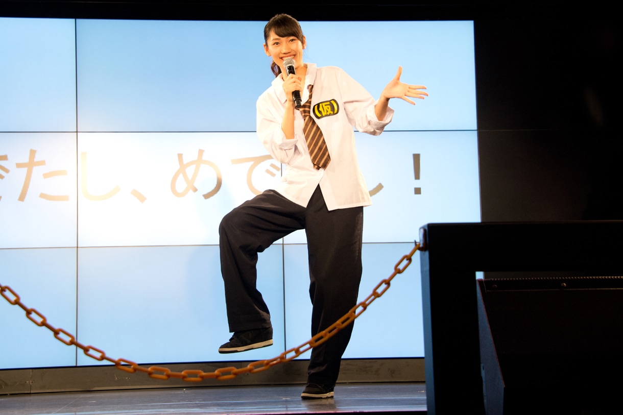 場を締める佐保明梨。