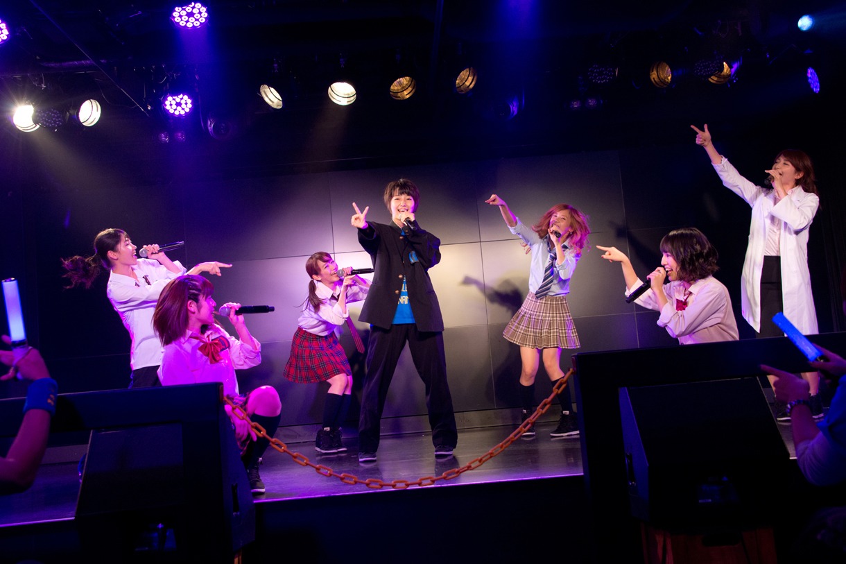 アップアップガールズ（仮）定期公演「新井愛瞳バースデー公演」の様子。