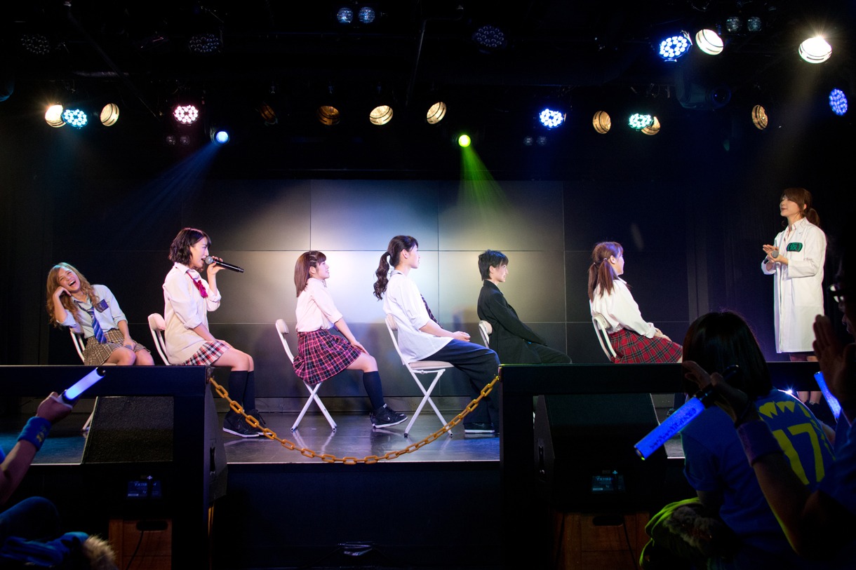 アップアップガールズ（仮）定期公演「新井愛瞳バースデー公演」の様子。