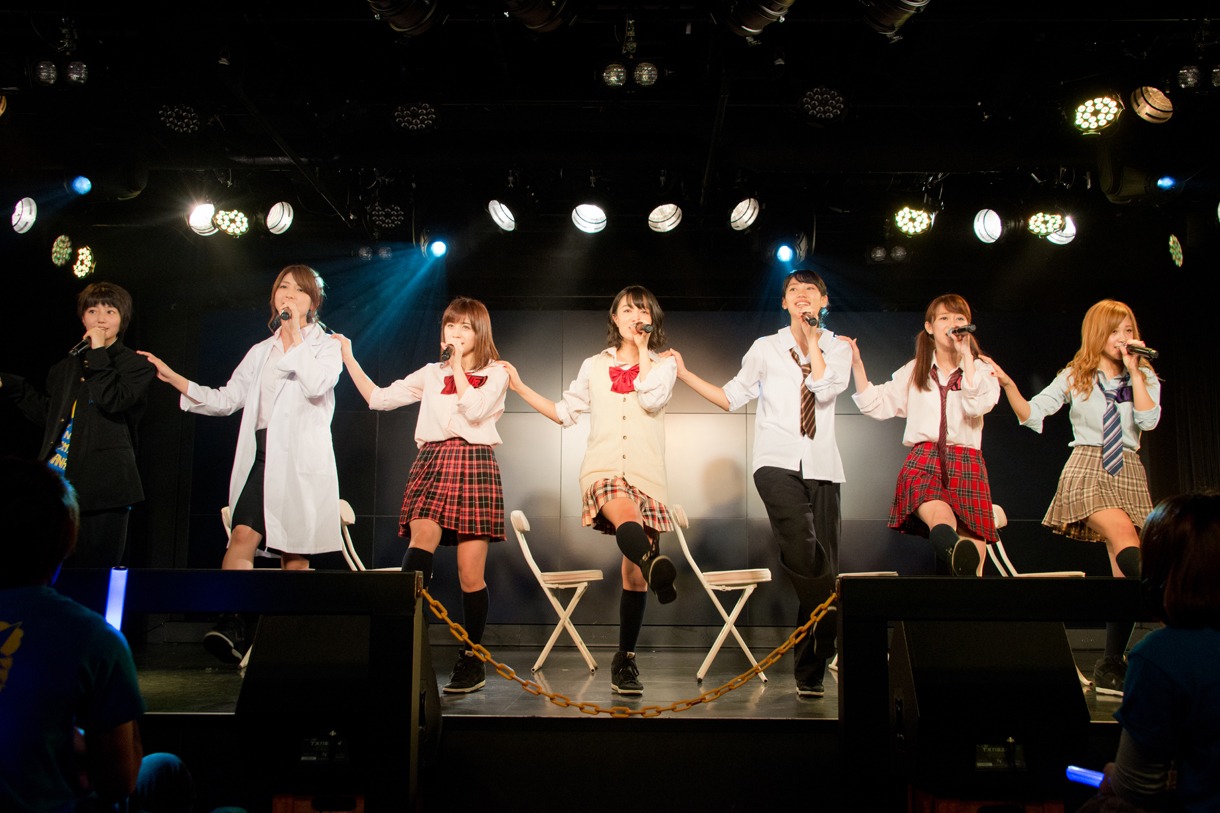 アップアップガールズ（仮）定期公演「新井愛瞳バースデー公演」の様子。