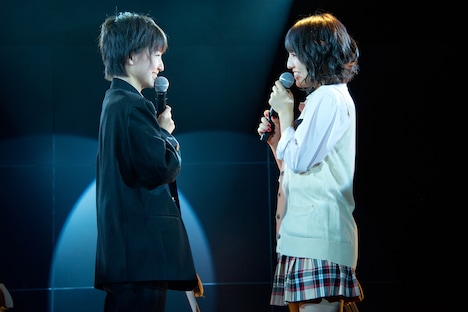 見つめ合う新井愛瞳、関根梓。