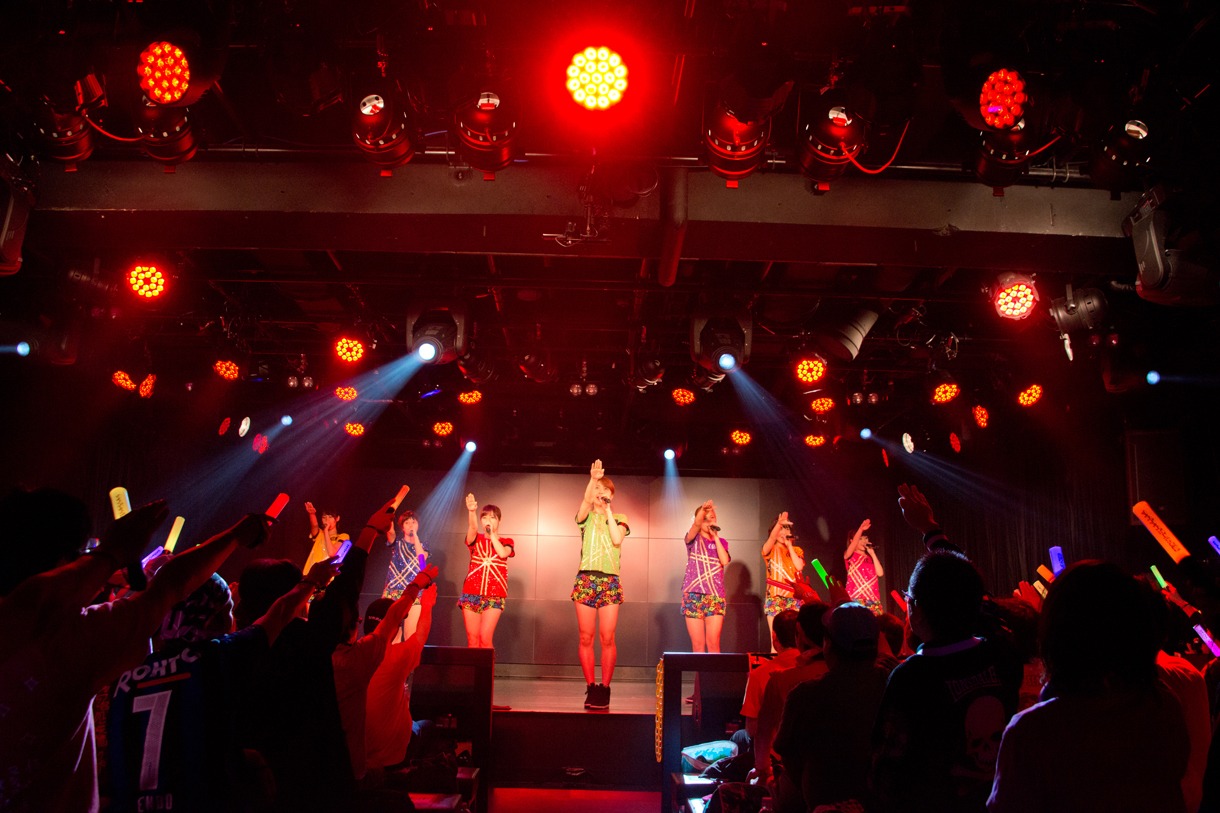 アップアップガールズ（仮）定期公演「ハイスパートキングダム ビフォア公演」の様子。