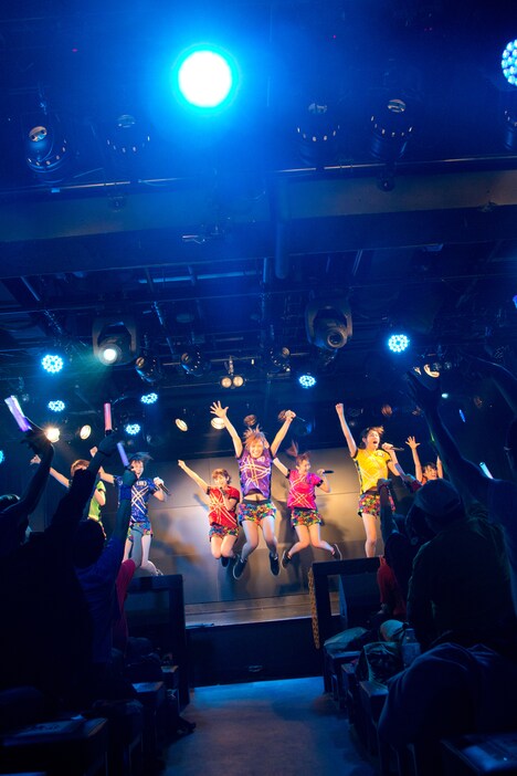 アップアップガールズ（仮）定期公演「ハイスパートキングダム ビフォア公演」の様子。