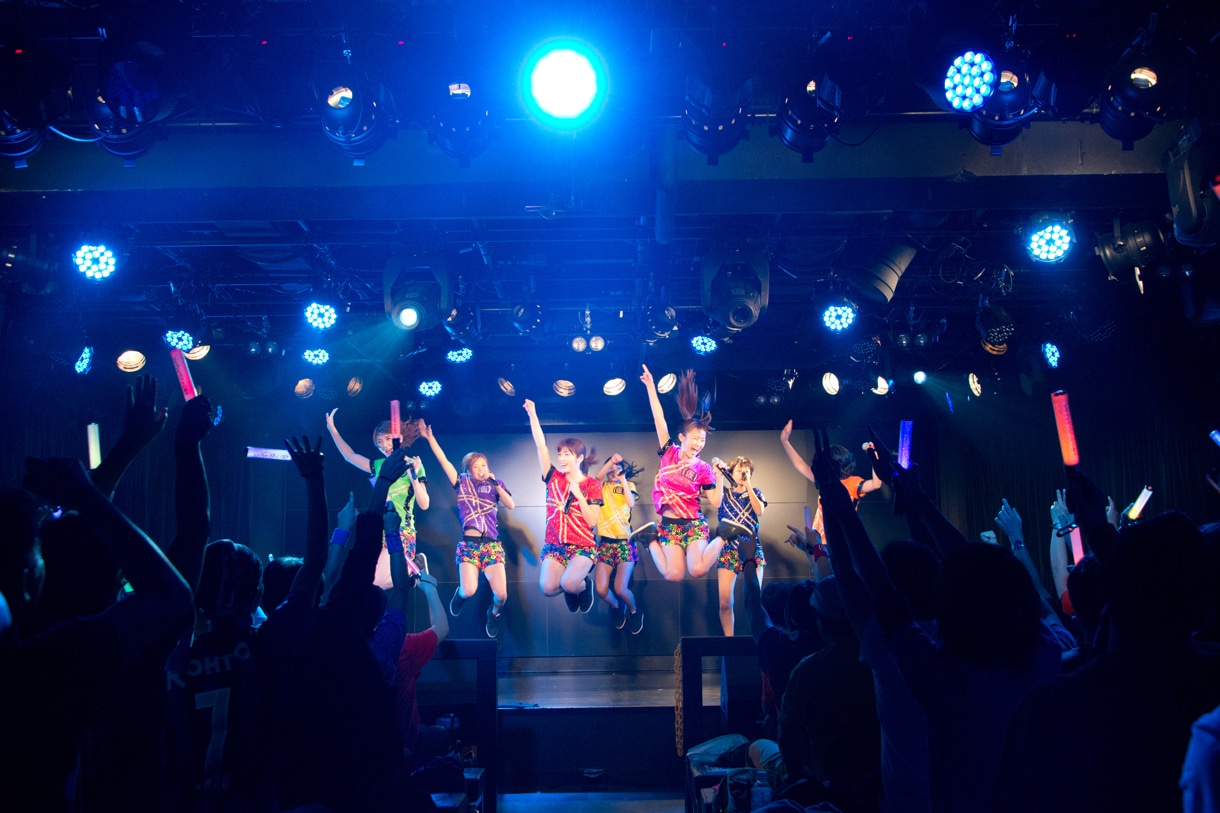 アップアップガールズ（仮）定期公演「ハイスパートキングダム ビフォア公演」の様子。