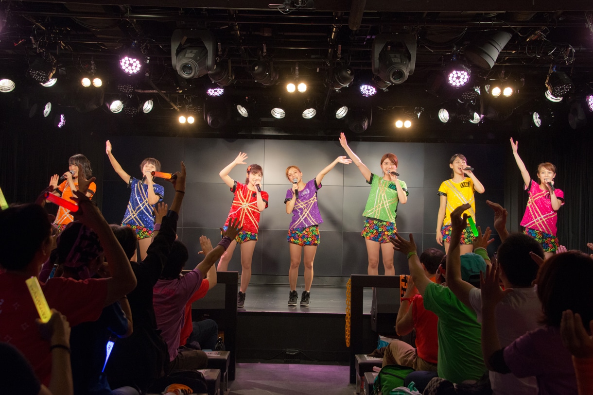 アップアップガールズ（仮）定期公演「ハイスパートキングダム ビフォア公演」の様子。