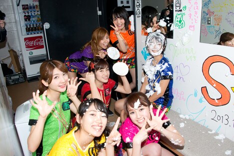 公演後の記念撮影の様子。