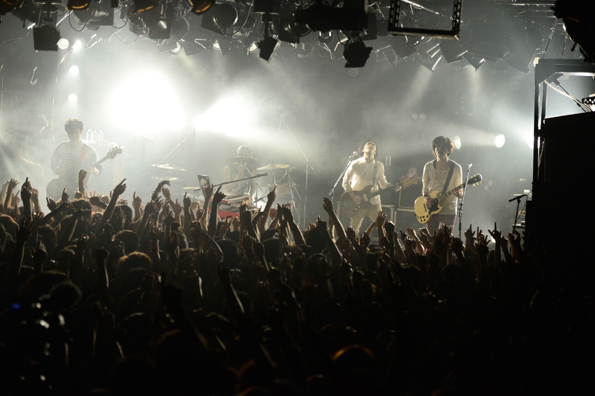 「Swimming City Flying Circus TOUR」東京・渋谷CLUB QUATTRO公演の様子。（撮影：橋本塁【SOUND SHOOTER】）