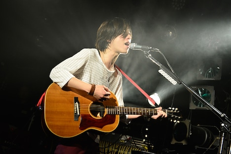 ホリエアツシ（Vo, G, Piano）（撮影：橋本塁【SOUND SHOOTER】）