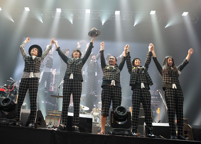 2014年11月に開催されたフジファブリック「10th anniversary LIVE at 武道館 2014」の様子。（撮影：河本悠貴）