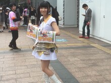 西鉄福岡駅駅前にて号外を配布する伊藤麻希。