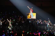 1人だけトロッコに乗る秋本帆華(チームしゃちほこ)。