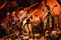 HAPPY（撮影：古溪一道、石井亜希）