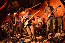 HAPPY（撮影：古溪一道、石井亜希）