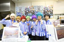 東京・ローソン ゲートシティー大崎店にて1日店長を務めた超特急。