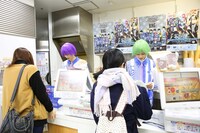 接客するリョウガとタクヤ。