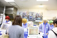 接客するユーキ、ユースケ、タカシ。