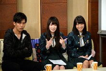 左からK、高山一実、深川麻衣。