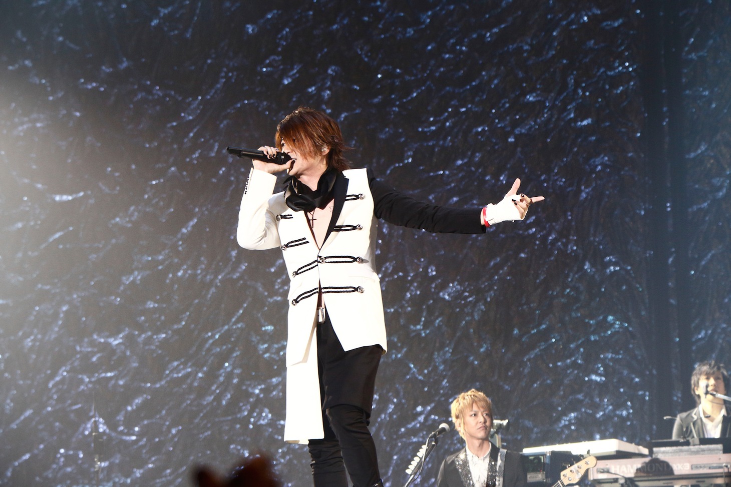 GLAY「GLAY ARENA TOUR 2014-2015 Miracle Music Hunt」11月29日の静岡・エコパアリーナ公演の様子。