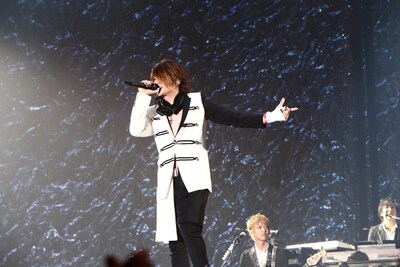 今週の人気画像3位は「GLAY流ロックショー、“最高の初日”からスタート」より、GLAY「GLAY ARENA TOUR 2014-2015 Miracle Music Hunt」11月29日の静岡・エコパアリーナ公演の様子。