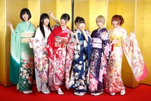 「神春！ でんぱ組.inc 7時間スペシャル Zepp! 日比谷野音!! 武道館!!! 神ライブの光（オモテ）と影（ウラ）」で振袖姿を披露するでんぱ組.inc。