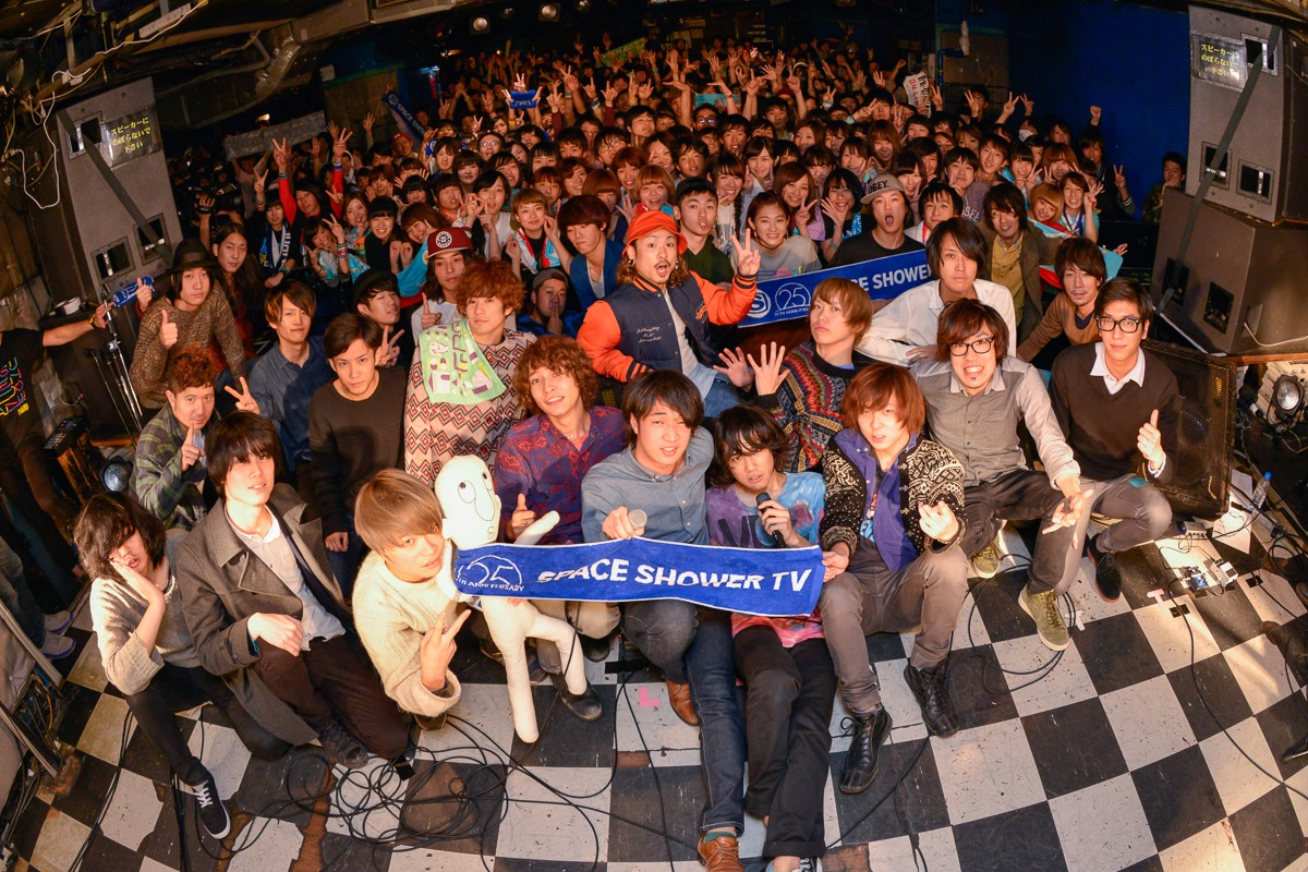 「スペースシャワー列伝100巻記念公演～124巻 みんなの宴～」アンコールの様子。（撮影：古溪一道、石井亜希）