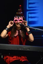 自慢の100均メガネをアピールする星野みちる。