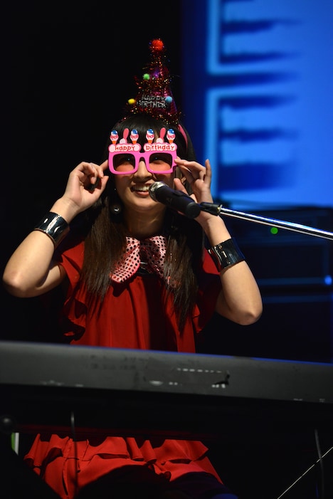 自慢の100均メガネをアピールする星野みちる。