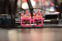 床に置かれた100均メガネ。