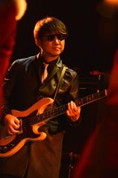 ライブのVJを担当し、スクーターズではベースを演奏したサリー久保田。