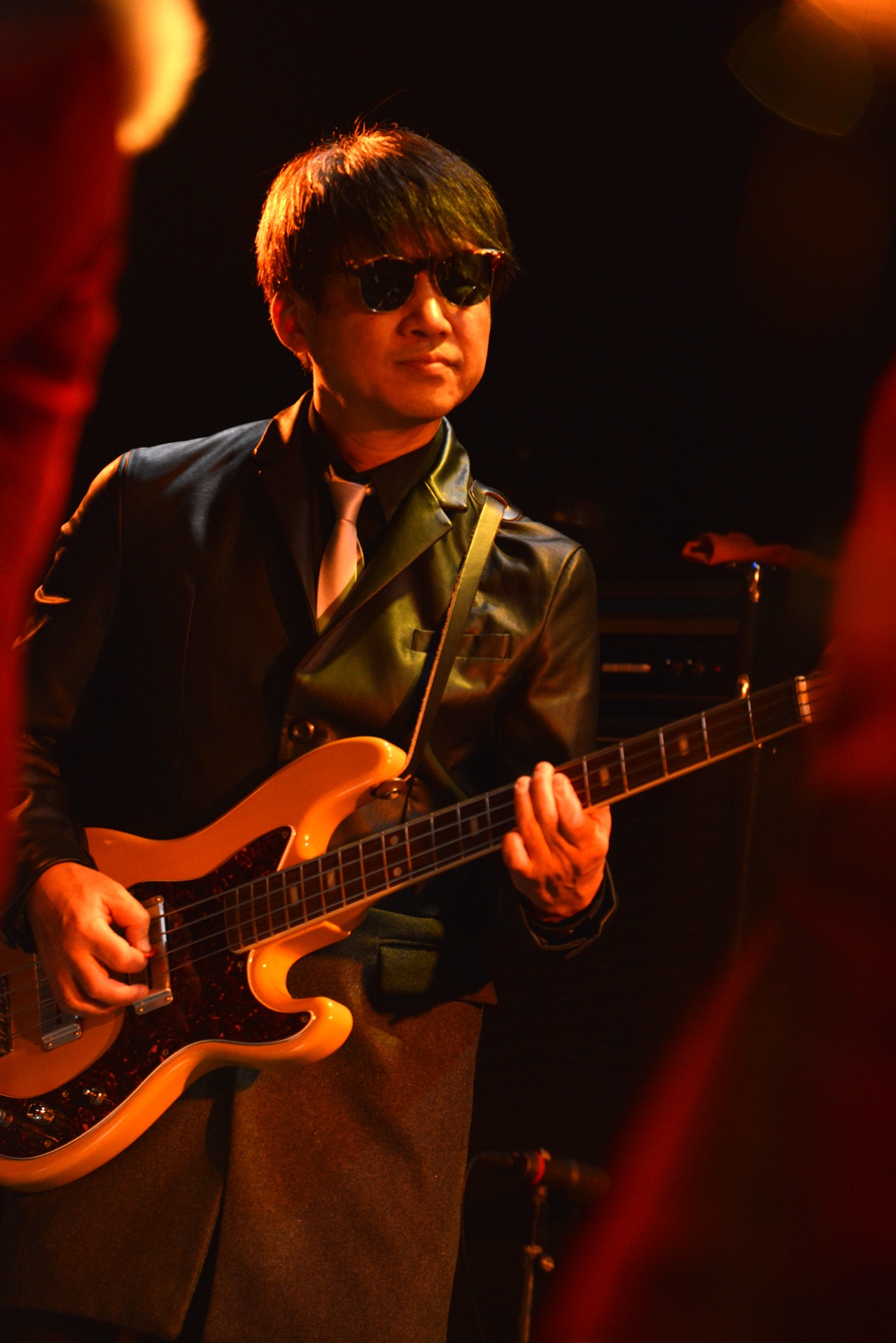 ライブのVJを担当し、スクーターズではベースを演奏したサリー久保田。