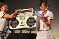 ステージに持ち込まれたビンテージラジカセ。