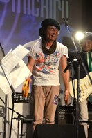 「お尻を見てるおいちゃん」こと及川浩志（WACK WACK RHYTHM BAND）。