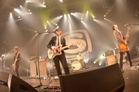 「SPACE SHOWER TV 開局25周年記念感謝祭 "NEW WORLDS, NEW PASSIONS." supported by uP!!!」での[Alexandros]のライブの様子。