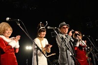 告知のためにステージ前列に出てきたスクーターズ・信藤三雄（左から3番目）。