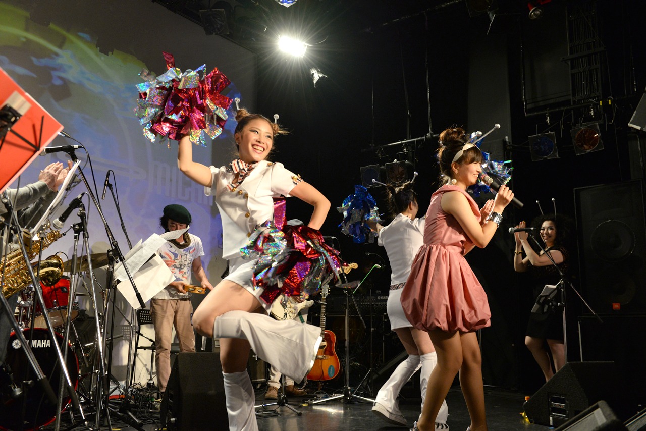 星野みちるとWACK WACK RHYTHM BAND。