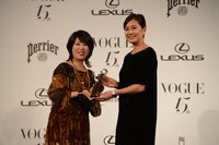左から「VOGUE JAPAN」渡辺三津子編集長、竹内智香。