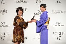 トロフィーを受け取る椎名林檎（右）。