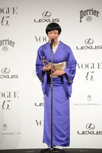 スピーチをする椎名林檎。