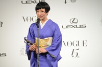 スピーチをする椎名林檎。